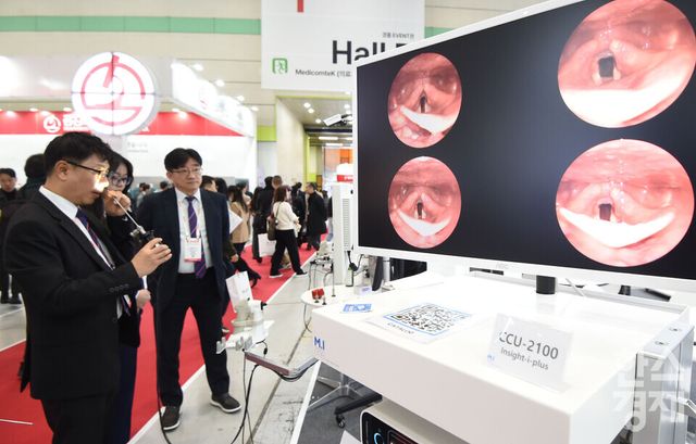 제41회 국제의료기기·병원설비전시회 ‘키메스 2026(KIMES 2026)'이 19일 서울 강남구 코엑스 전관에서 열린 가운데 관람객들이 인사이트 부스서 코 내시경을 시험하고 있다. / 이호형 기자 leemario@sporbiz.co.kr 2026.03.19