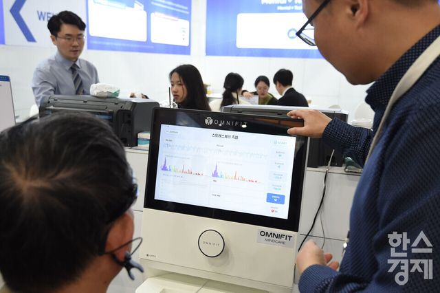 제41회 국제의료기기·병원설비전시회 ‘키메스 2026(KIMES 2026)'이 19일 서울 강남구 코엑스 전관에서 열린 가운데 관람객들이 옴니핏 부스서 스트레스 측정 체험을 하고 있다. / 이호형 기자 leemario@sporbiz.co.kr 2026.03.19