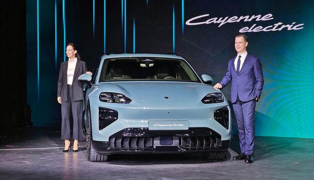 (왼쪽부터) 크리스티아네 초른 포르쉐AG 해외 신흥 시장 총괄과 마티아스 부세 포르쉐코리아 대표가 19일 오전 서울 광진구 파이팩토리에서 열린 ‘2026 포르쉐코리아 신년 기자 간담회'에서 하반기 출시 예정인 전동화 SUV ‘카이엔 일렉트릭' 앞에서 포즈를 취하고 있다./곽호준 기자