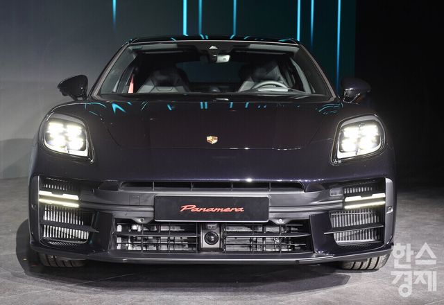 포르쉐코리아가 19일 오전 서울 광진구 PIEFactory에서 열린 ‘2026 포르쉐코리아 신년 기자 간담회’에 앞서 국내 고객 헌정 차량 ‘파나메라 레드 익스클루시브’ 를 선보였다. 정면 모습/ 이호형 기자 leemario@sporbiz.co.kr 2026.03.19