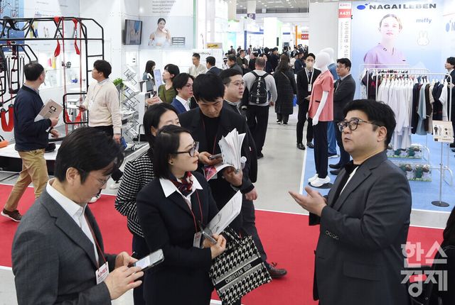 제41회 국제의료기기·병원설비전시회 ‘키메스 2026(KIMES 2026)'이 19일 서울 강남구 코엑스 전관에서 열린 가운데 관람객들이 다양한 의료기기 부스를 둘러보고 있다. / 이호형 기자 leemario@sporbiz.co.kr 2026.03.19