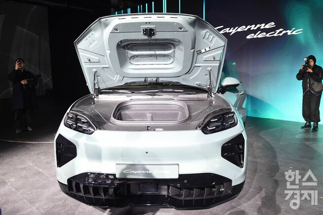 포르쉐코리아가 19일 오전 서울 광진구 PIEFactory에서 열린 ‘2026 포르쉐코리아 신년 기자 간담회’에 앞서 하반기 출시 예정인 전동화 SUV ‘카이엔 일렉트릭(Cayenne Electric)’을 선보였다. 본네트와 범퍼 모습/ 이호형 기자 leemario@sporbiz.co.kr 2026.03.19