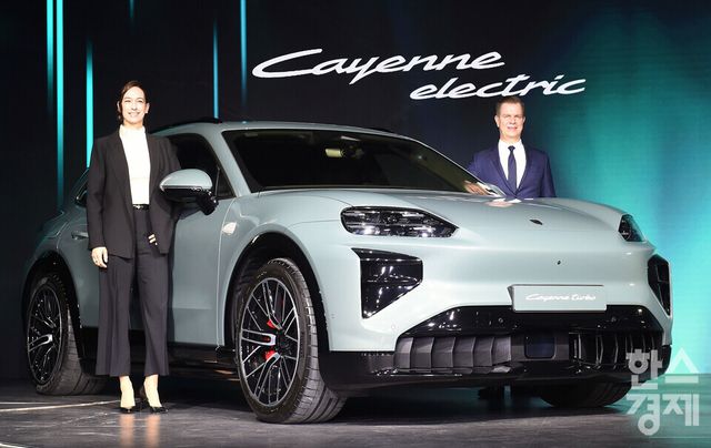 포르쉐코리아 마티아스 부세(오른쪽) 대표와 포르쉐AG 해외 신흥 시장 총괄 크리스티아네 초른이 19일 오전 서울 광진구 PIEFactory에서 열린 ‘2026 포르쉐코리아 신년 기자 간담회’에 앞서 하반기 출시 예정인 전동화 SUV ‘카이엔 일렉트릭(Cayenne Electric)’앞에서 포즈를 취하고 있다./ 이호형 기자 leemario@sporbiz.co.kr 2026.03.19