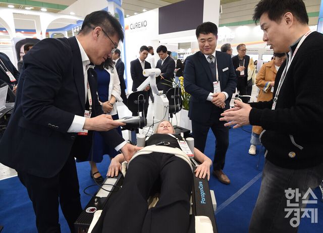 제41회 국제의료기기·병원설비전시회 ‘키메스 2026(KIMES 2026)'이 19일 서울 강남구 코엑스 전관에서 열린 가운데 관람객들이 파라곤케어 부스서 허리 치료 체험을 하고 있다. / 이호형 기자 leemario@sporbiz.co.kr 2026.03.19