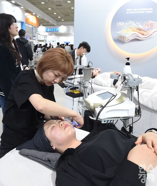 제41회 국제의료기기·병원설비전시회 ‘키메스 2026(KIMES 2026)'이 19일 서울 강남구 코엑스 전관에서 열린 가운데 관람객들이 최신 피부 치료기 체험을 하고 있다. / 이호형 기자 leemario@sporbiz.co.kr 2026.03.19