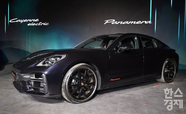 포르쉐코리아가 19일 오전 서울 광진구 PIEFactory에서 열린 ‘2026 포르쉐코리아 신년 기자 간담회’에 앞서 국내 고객 헌정 차량 ‘파나메라 레드 익스클루시브’ 를 선보였다. 측면부 모습/ 이호형 기자 leemario@sporbiz.co.kr 2026.03.19