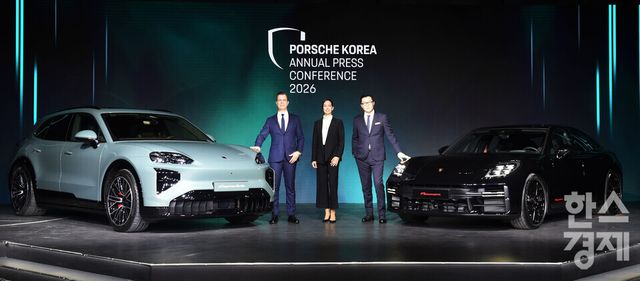 포르쉐코리아 마티아스 부세(맨왼쪽) 대표와 포르쉐AG 해외 신흥 시장 총괄 크리스티아네 초른이 19일 오전 서울 광진구 PIEFactory에서 열린 ‘2026 포르쉐코리아 신년 기자 간담회’에 앞서 하반기 출시 예정인 전동화 SUV ‘카이엔 일렉트릭(Cayenne Electric)’, ‘파나메라 레드 익스클루시브’앞에서 포즈를 취하고 있다./ 이호형 기자 leemario@sporbiz.co.kr 2026.03.19