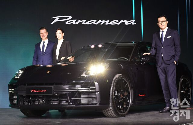 포르쉐코리아 마티아스 부세(맨왼쪽) 대표와 포르쉐AG 해외 신흥 시장 총괄 크리스티아네 초른이 19일 오전 서울 광진구 PIEFactory에서 열린 ‘2026 포르쉐코리아 신년 기자 간담회’에 앞서 국내 고객 헌정 차량 ‘파나메라 레드 익스클루시브’앞에서 포즈를 취하고 있다./ 이호형 기자 leemario@sporbiz.co.kr 2026.03.19