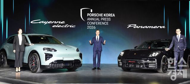 포르쉐코리아 마티아스 부세(가운데) 대표와 포르쉐AG 해외 신흥 시장 총괄 크리스티아네 초른이 19일 오전 서울 광진구 PIEFactory에서 열린 ‘2026 포르쉐코리아 신년 기자 간담회’에 앞서 하반기 출시 예정인 전동화 SUV ‘카이엔 일렉트릭(Cayenne Electric)’, ‘파나메라 레드 익스클루시브’앞에서 포즈를 취하고 있다./ 이호형 기자 leemario@sporbiz.co.kr 2026.03.19