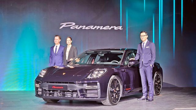 (왼쪽부터) 마티아스 부세 포르쉐코리아 대표, 크리스티아네 초른 포르쉐AG 해외 신흥 시장 총괄, 조남현 포르쉐코리아 제품 및 서비스 총괄이 19일 오전 서울 광진구 파이팩토리에서 열린 ‘2026 포르쉐코리아 신년 기자 간담회'에서 '파나메라 레드 익스클루시브' 앞에서 포즈를 취하고 있다./곽호준 기자