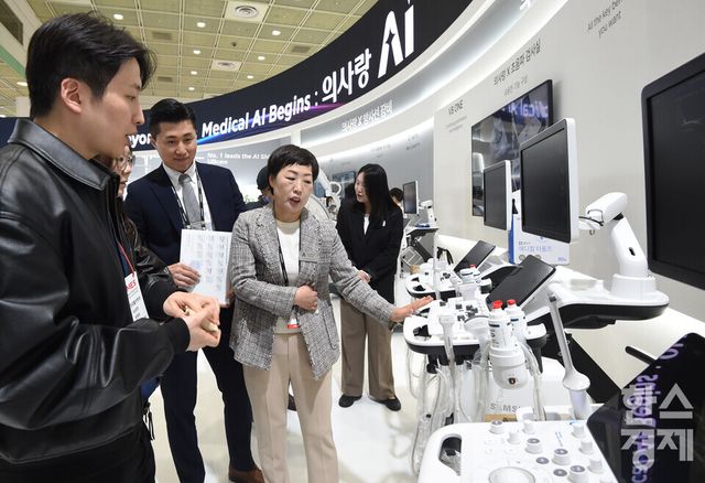 제41회 국제의료기기·병원설비전시회 ‘키메스 2026(KIMES 2026)'이 19일 서울 강남구 코엑스 전관에서 열린 가운데 관람객들이 UBcare 부스서 AI 의료기기 설명을 듣고 있다. / 이호형 기자 leemario@sporbiz.co.kr 2026.03.19