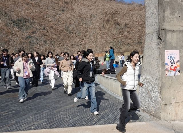 지난 13일 서울 마포구 문화비축기지에서 진행된 CJ대한통운 신입사원 채용설명회 현장에서 참가자들이 '경찰과 도둑' 게임을 하고 있다./CJ대한통운