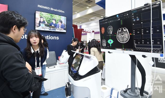 제41회 국제의료기기·병원설비전시회 ‘키메스 2026(KIMES 2026)'이 19일 서울 강남구 코엑스 전관에서 열린 가운데 관람객들이 REMED 부스서 뇌건강 의료기기 설명을 듣고 있다. / 이호형 기자 leemario@sporbiz.co.kr 2026.03.19