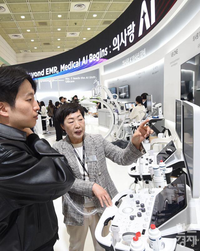 제41회 국제의료기기·병원설비전시회 ‘키메스 2026(KIMES 2026)'이 19일 서울 강남구 코엑스 전관에서 열린 가운데 관람객들이 UBcare 부스서 AI 의료기기 설명을 듣고 있다. / 이호형 기자 leemario@sporbiz.co.kr 2026.03.19