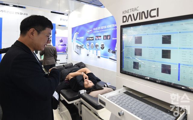제41회 국제의료기기·병원설비전시회 ‘키메스 2026(KIMES 2026)'이 19일 서울 강남구 코엑스 전관에서 열린 가운데 관람객들이 지능형 로봇 감압치료 체험을 하고 있다. / 이호형 기자 leemario@sporbiz.co.kr 2026.03.19