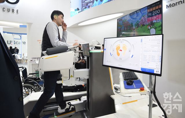 제41회 국제의료기기·병원설비전시회 ‘키메스 2026(KIMES 2026)'이 19일 서울 강남구 코엑스 전관에서 열린 가운데 관람객들이 큐렉소 부스서 보행로봇 체험을 하고 있다. / 이호형 기자 leemario@sporbiz.co.kr 2026.03.19