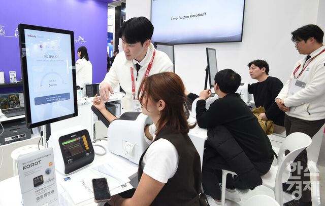 제41회 국제의료기기·병원설비전시회 ‘키메스 2026(KIMES 2026)'이 19일 서울 강남구 코엑스 전관에서 열린 가운데 관람객들이 KOROK 부스서 혈압으로 혈관 상태를 체험하고 있다. / 이호형 기자 leemario@sporbiz.co.kr 2026.03.19