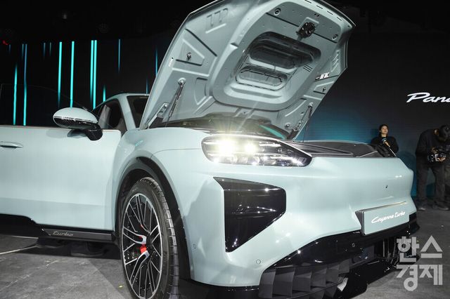 포르쉐코리아가 19일 오전 서울 광진구 PIEFactory에서 열린 ‘2026 포르쉐코리아 신년 기자 간담회’에 앞서 하반기 출시 예정인 전동화 SUV ‘카이엔 일렉트릭(Cayenne Electric)’을 선보였다. 본네트와 범퍼 모습/ 이호형 기자 leemario@sporbiz.co.kr 2026.03.19