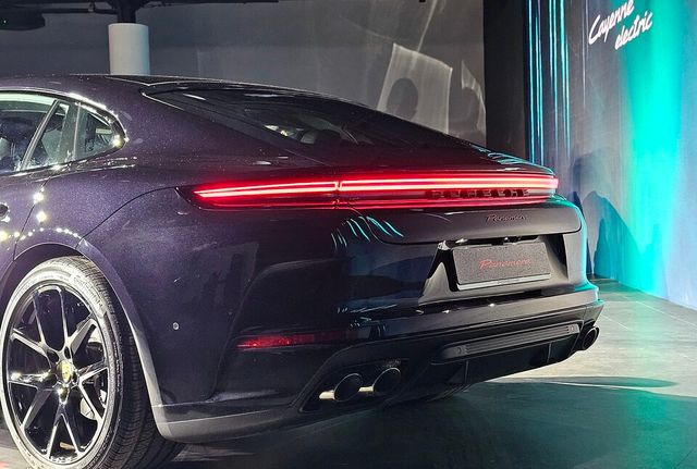 포르쉐 '파나메라 레드 익스클루시브'의 후면./곽호준 기자