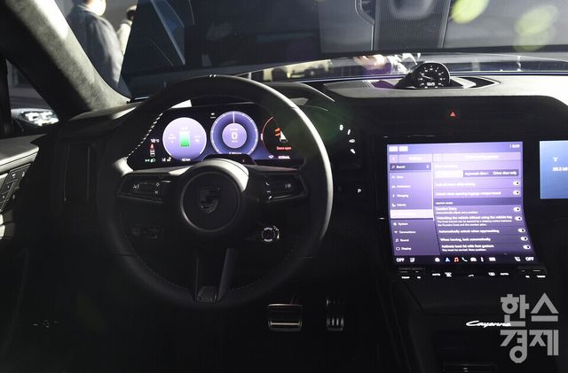 포르쉐코리아가 19일 오전 서울 광진구 PIEFactory에서 열린 ‘2026 포르쉐코리아 신년 기자 간담회’에 앞서 하반기 출시 예정인 전동화 SUV ‘카이엔 일렉트릭(Cayenne Electric)’을 선보였다. 스티어링휠과 센타페시아 모습/ 이호형 기자 leemario@sporbiz.co.kr 2026.03.19