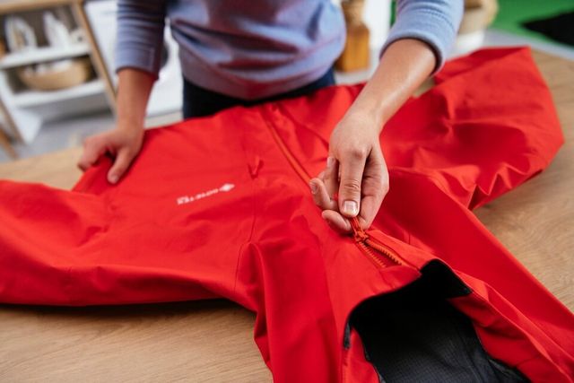 세탁 전 의류 관리 모습. /고어코리아 제공