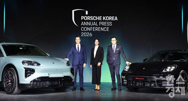 (왼쪽부터) 마티아스 부세 포르쉐코리아 대표, 크리스티아네 초른 포르쉐AG 해외 신흥 시장 총괄, 조남현 포르쉐코리아 제품 및 서비스 총괄이 19일 오전 서울 광진구 파이팩토리에서 열린 ‘2026 포르쉐코리아 신년 기자 간담회'에서 하반기 출시 예정인 전동화 SUV ‘카이엔 일렉트릭', '파나메라 레드 익스클루시브' 앞에서 포즈를 취하고 있다./ 이호형 기자 leemario@sporbiz.co.kr&nbsp;