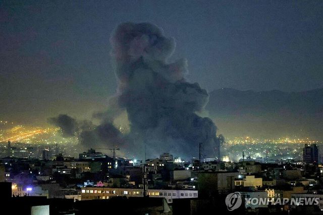 이란 수도 테헤란에 연기가 피어오르고 있다./연합뉴스.