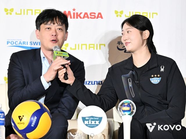 이영택(왼쪽) 감독과 권민지. /한국배구연맹 제공
