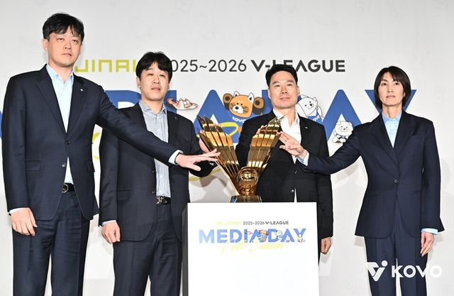 이영택(왼쪽부터), 김종민, 강성형, 요시하라 도모코. /한국배구연맹 제공