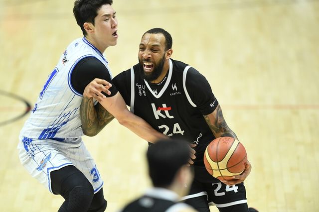 윌리엄스가 김준일 상대로 돌파를 시도하고 있다. /KBL 제공