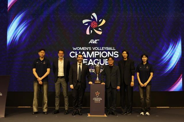  2026 아시아배구연맹(AVC) 챔피언스리그 조 추첨식에 참석한 수자라 AVC 회장(왼쪽 4번째)과 김연경(5번째). /AVC 챔피언스리그 인천 조직위 제공