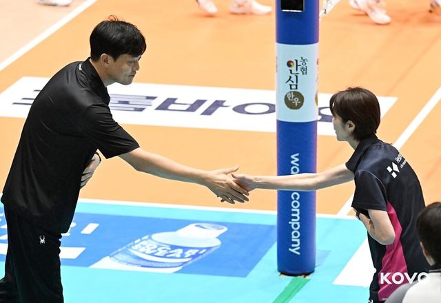 이영택(왼쪽) GS칼텍스 감독과 요시하라 흥국생명 감독이 경기 전 악수하고 있다. /한국배구연맹 제공