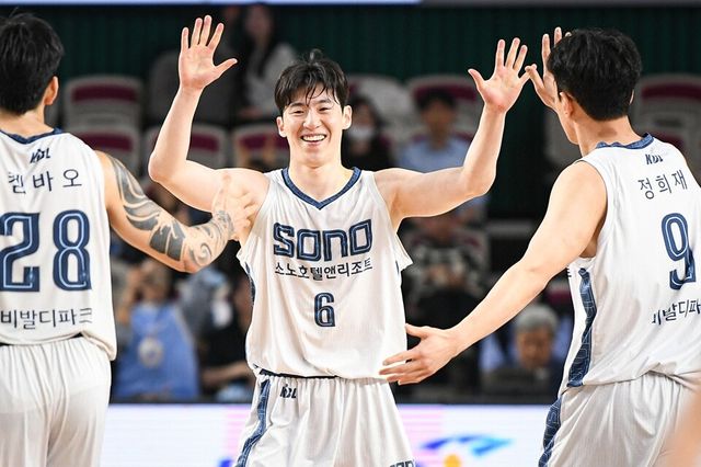 이정현(가운데)이 켐바오, 정희재와 함께 기뻐하고 있다. /KBL 제공