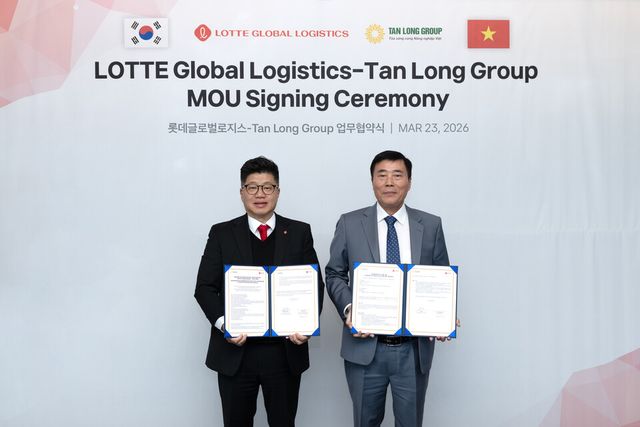 지난 23일 잠실 롯데월드타워에서 진행된 롯데글로벌로지스와 베트남 떤롱그룹의 베트남 현지 물류 사업 협력 업무협약 체결식에 참석한 강병구 롯데글로벌로지스 대표이사(왼쪽)와 쯔엉 시 바 떤롱그룹 회장이 기념 촬영을 하고 있다./롯데글로벌로지스
