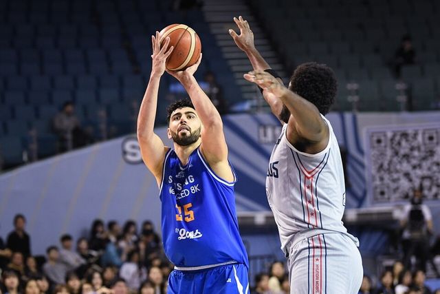 칸터(왼쪽)가 해먼즈를 앞에 두고 슈팅을 시도하고 있다. /KBL 제공