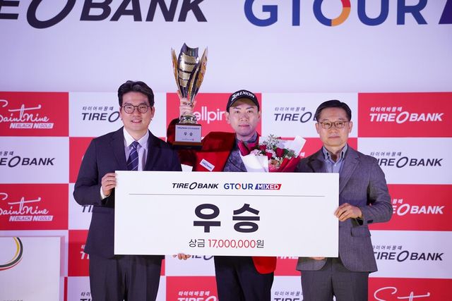 2026 타이어뱅크 GTOUR MIXED 3차 대회 시상식에서 (왼쪽부터)골프존 손장순 전무, 우승자 이성훈, 타이어뱅크 주식회사 김종배 대표이사가 기념촬영을 하고 있다. /골프존 제공