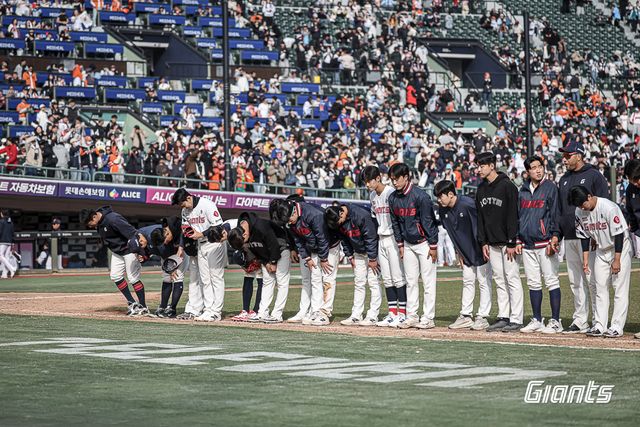롯데 선수단이 22일 홈 경기 직후 팬들에게 인사하고 있다. /롯데 자이언츠 제공