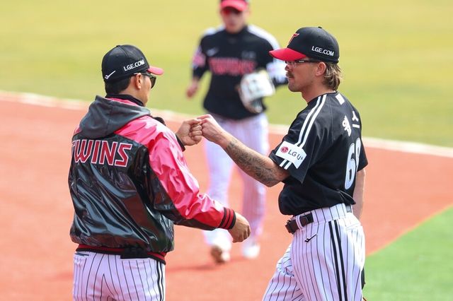 웰스(오른쪽)가 마운드에 오르고 있다. /LG 트윈스 제공