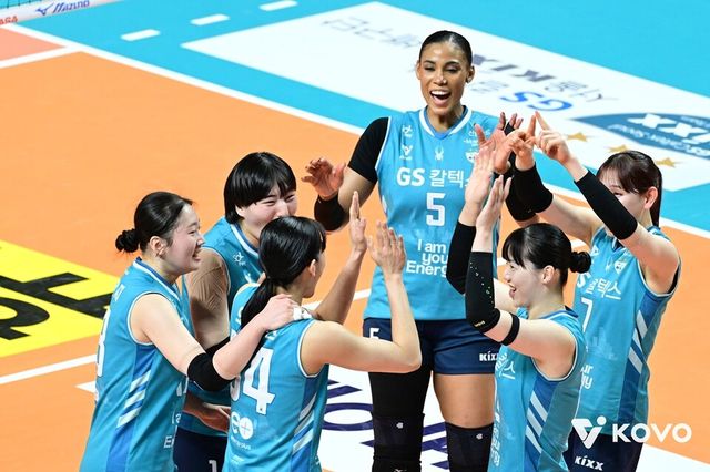 프로배구 V리그 여자부 GS칼텍스 선수단이 둥글게 모여 기뻐하고 있다. /한국배구연맹 제공