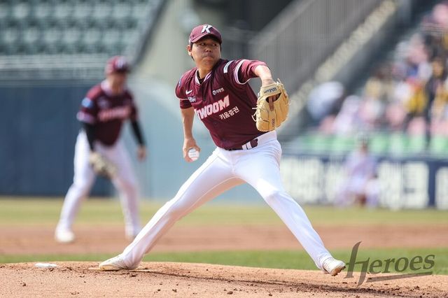하영민이 투구하고 있다. /키움 히어로즈 제공