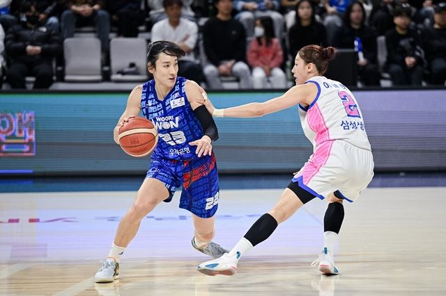 김단비(왼쪽)와 이해란. /WKBL 제공