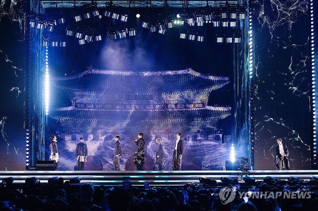 그룹 방탄소년단(BTS)이 21일 서울 광화문 광장에서 정규 5집 '아리랑'(ARIRANG) 발매를 기념해 무료 공연 'BTS 컴백 라이브: 아리랑'(BTS THE COMEBACK LIVE｜ARIRANG)을 열고 있다. /연합뉴스