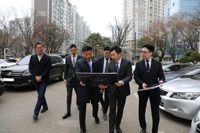 신반포 19,25차 현장을 찾은 송치영 사장(왼쪽 세 번째)./포스코이앤씨