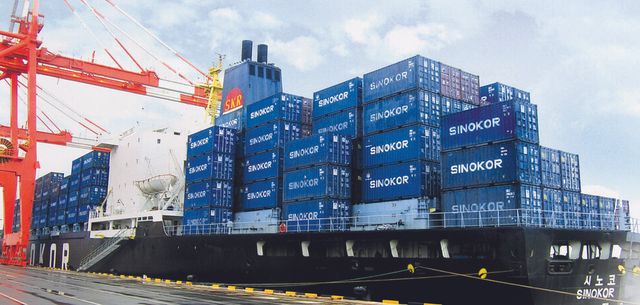 장금상선 소속 컨테이너선이 부두에 접안해 있다./장금상선