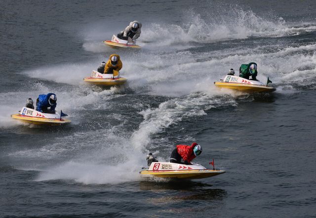 몽키턴을 하며 턴마크를 선회하는 선수들. /경륜경정총괄본부 제공