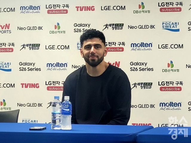 칸터가 23일 서울 잠실체육관에서 경기 후 인터뷰에 나서고 있다. /신희재 기자