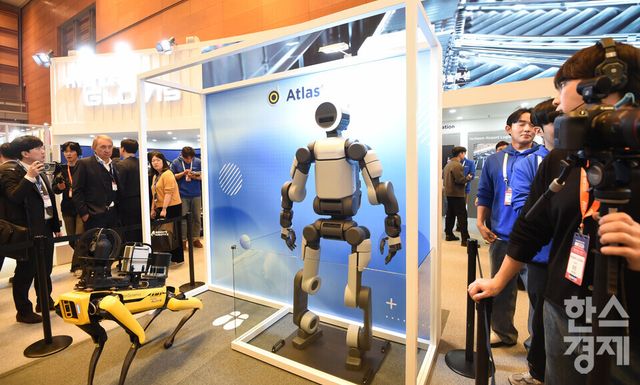 지난 4일에 열린 '2026 스마트공장·자동화산업전(AW 2026)'에서 방문객들이 현대차그룹 부스에 전시된 보스턴다이나믹스의 휴머노이드 로봇 '아틀라스'를 살펴보고 있다./이호형 기자