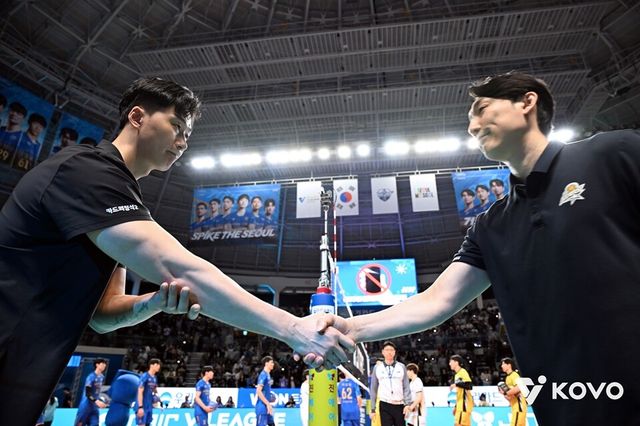 박철우(왼쪽) 우리카드 감독대행과 하현용 KB손해보험 감독대행이 경기 전 인사하고 있다. /한국배구연맹 제공