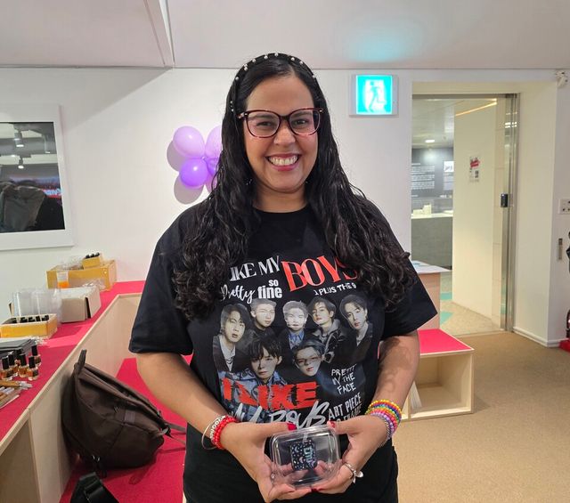 자개 체험을 마친 방탄소년단(BTS) 팬이 환하게 웃고 있다. /서울관광재단 제공