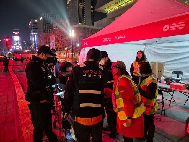 관광객 대상 의료 지원을 하고 있는 모습. /서울관광재단 제공